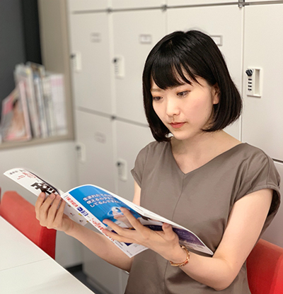 休憩中に雑誌をチェック